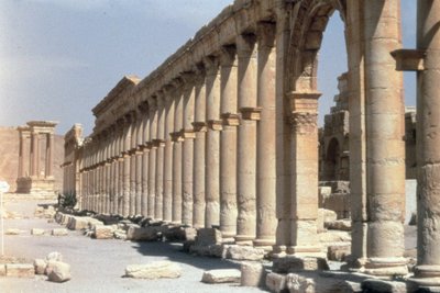 Kolonnade straat, de hoofdas van de stad, gebouwd in de 2e eeuw door Roman